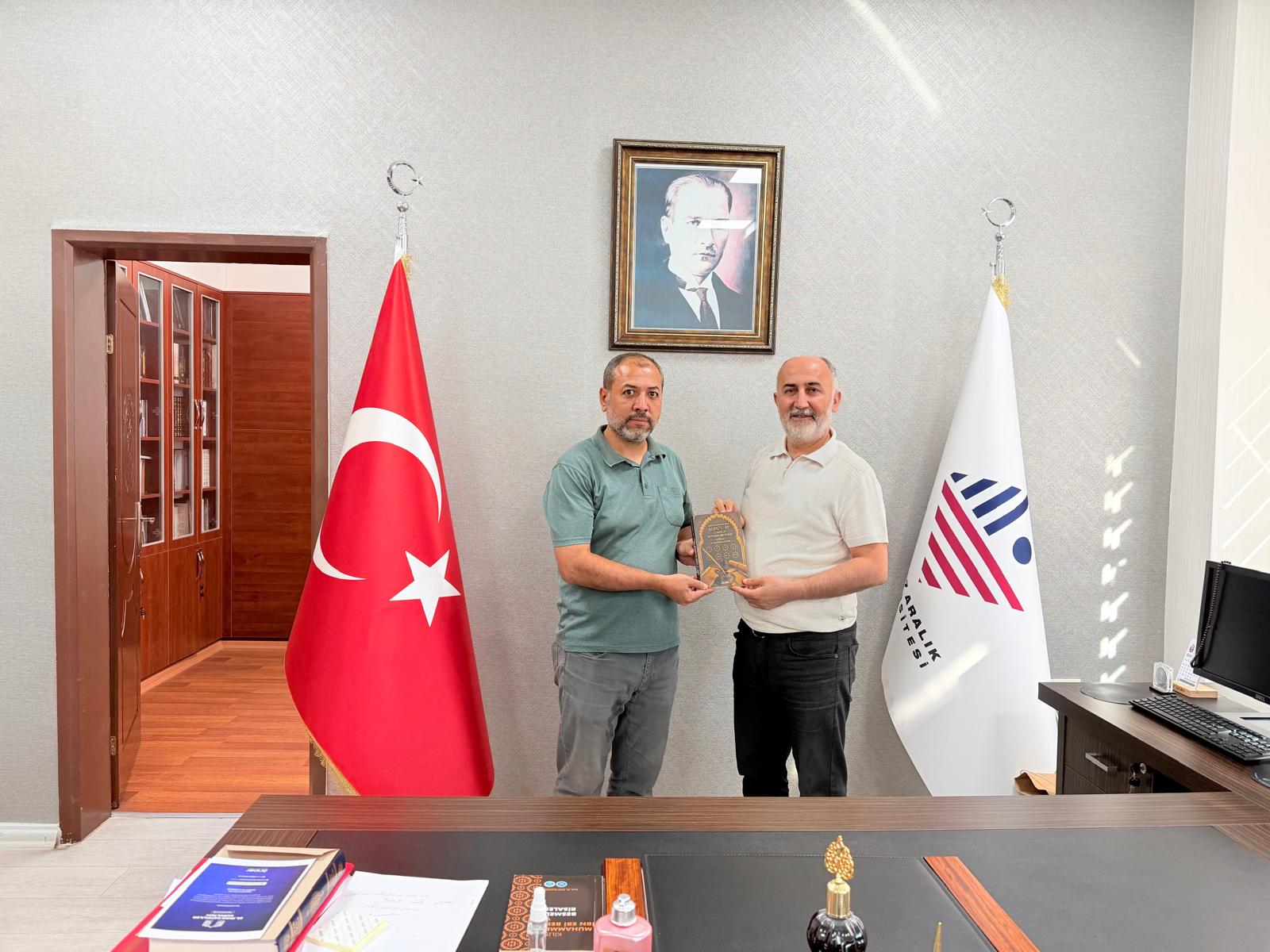 Kur’an-ı Kerîm Okuma ve Kıraat Anabilim Dalı Başkanımız Dr. Ömer Mehmet Ulusoy Telif Ettiği Kitabı Fakültemiz Dekanı Prof. Dr. Halil Aldemir’e Takdim Etti